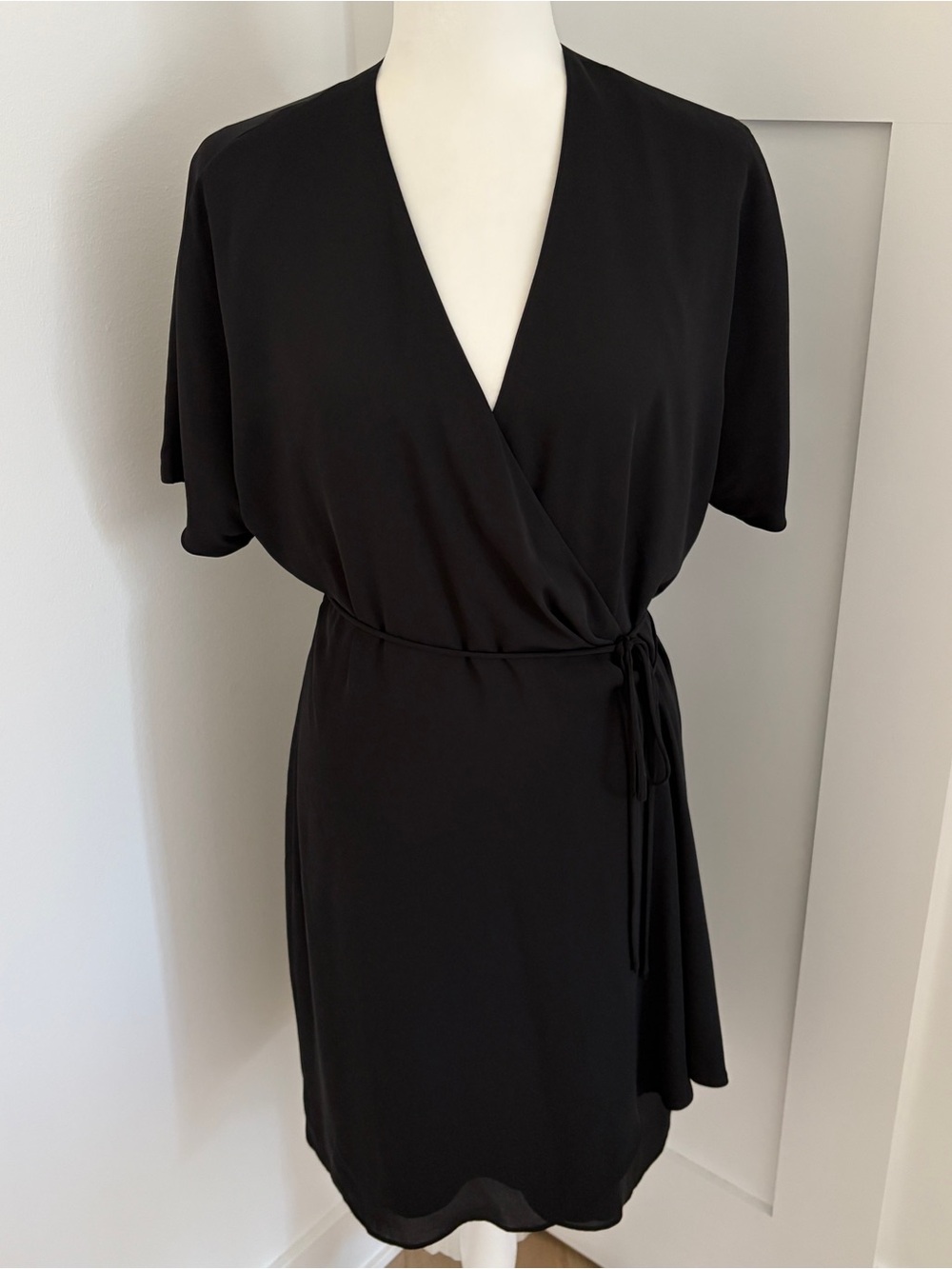 Babaton Aritzia Black Wrap Dress Size Large L Short Sleeve Tie Waist Mini*18